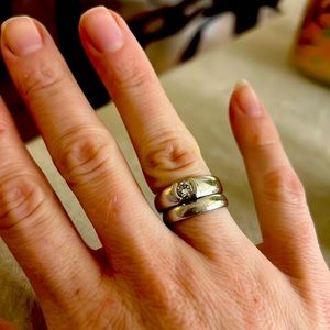 Bridal set diamond ring with a modern design in white gold. 0.6 carat.